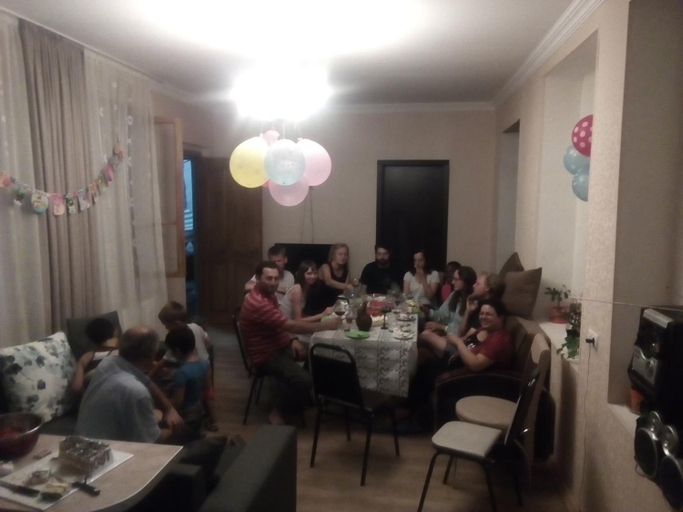 Food & Drinks 4, Best Host, Signagi