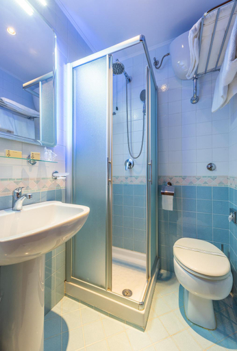 Bathroom 4, Royal, Viterbo