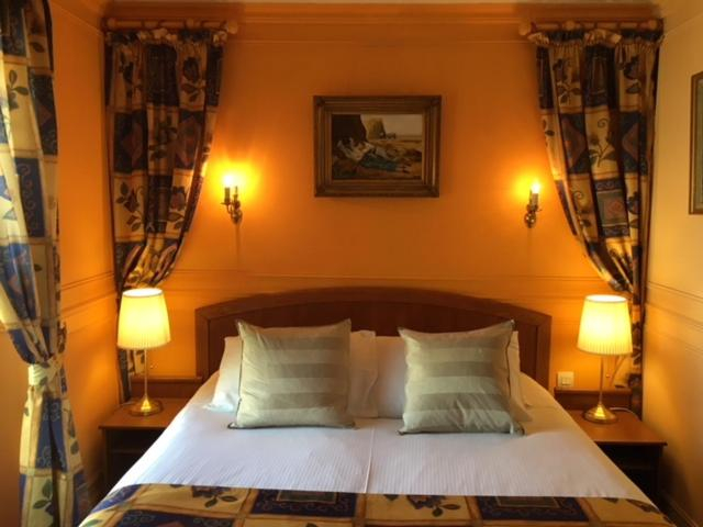 Bedroom 2, L'Hotel Le Cheval Noir, Seine-et-Marne