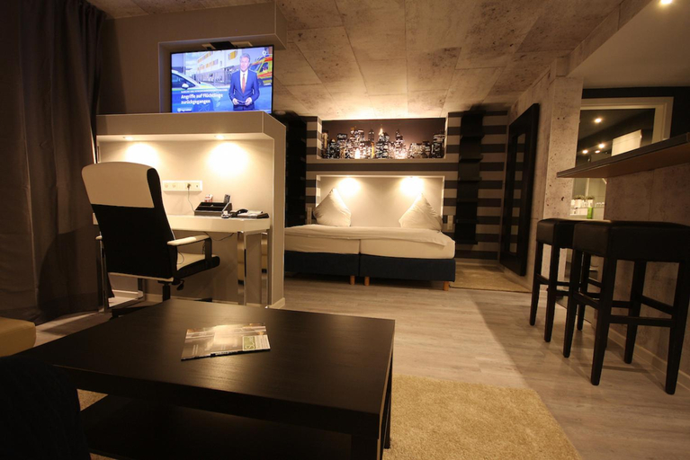 Others 4, SL'otel Budget, Salzlandkreis
