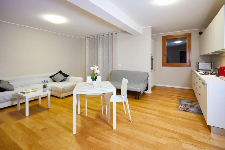 Others 5, Center Aviano Comfort Suite FREE PARKING WIFI, Pordenone