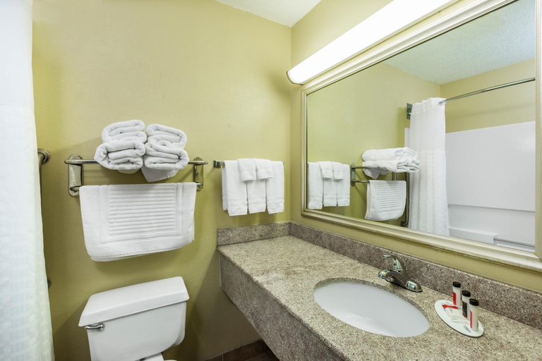 Bathroom 3, Baymont by Wyndham Fort Dodge, Webster