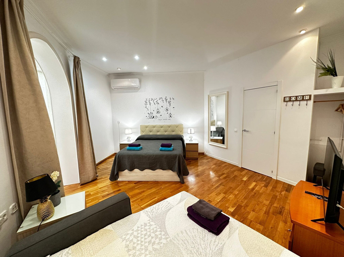 Others 5, Rooms Calabria, Barcelona