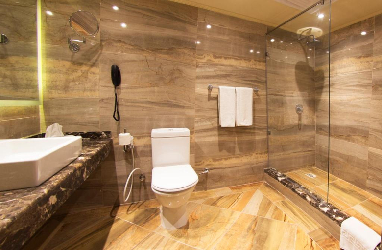 Bathroom 5, Pyramisa Suites Hotel Cairo, Ad-Duqi