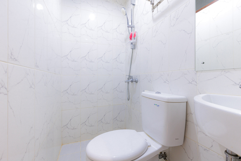 Bathroom 5, Urbanview Hotel Mitra near Grand Indonesia, Central Jakarta