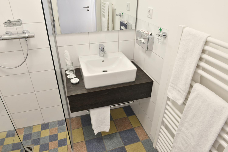 Bathroom 2, UHU Gastehaus Superior, Köln