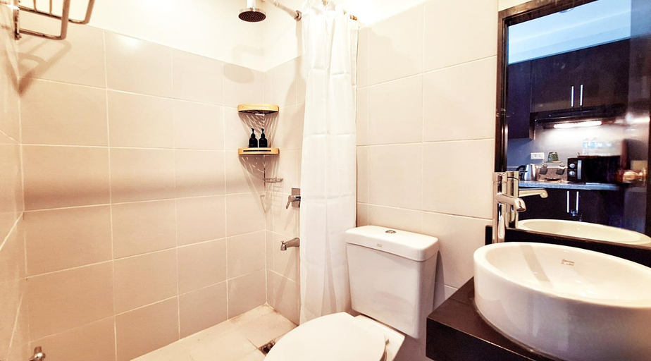 Bathroom, The French Apartment Pasig - Fast Wi-Fi and pool, Pasig City