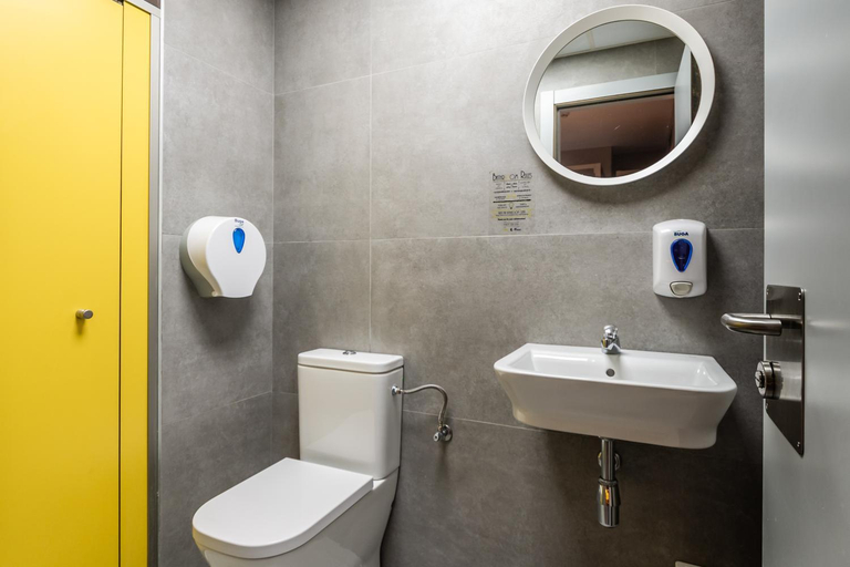 Bathroom 5, Sun & Moon Hostel, Barcelona