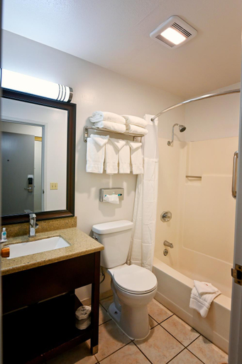 Bathroom 4, Comfort Inn Yreka I-5, Siskiyou