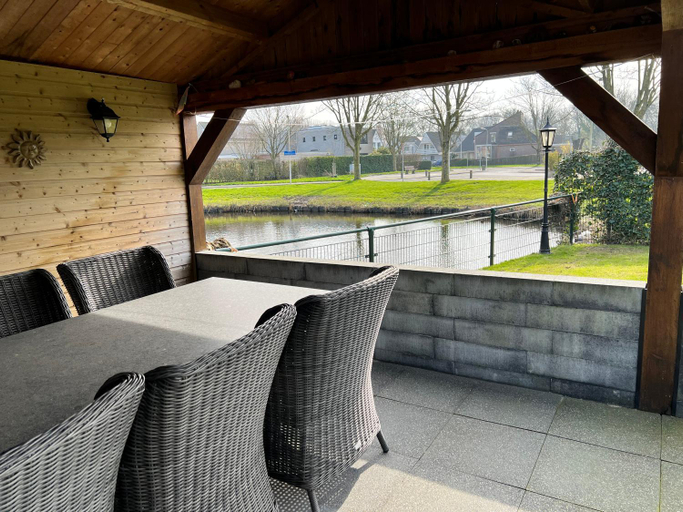 Others 5, B&B Tina, Sneek