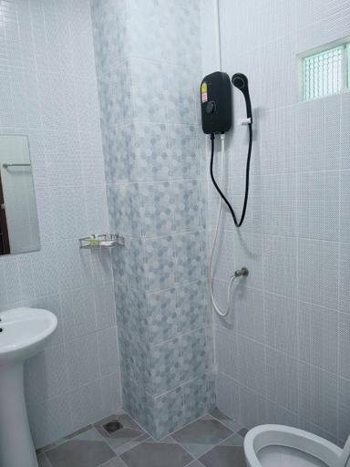Bathroom 3, lamai inn, Muang Ranong