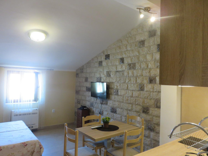 Others 3, Villa Adriatic