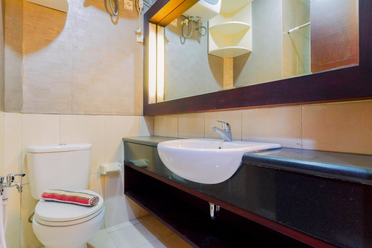 Bathroom, Homey and Comfy Stay 2BR Mangga Dua Apartment By Travelio, Jakarta Pusat