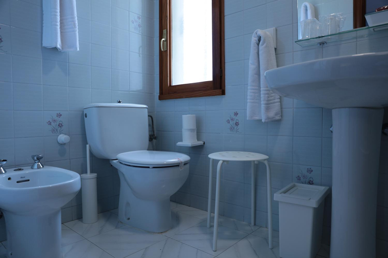 Bathroom 4, Hotel Playa de las Catedrales, Lugo