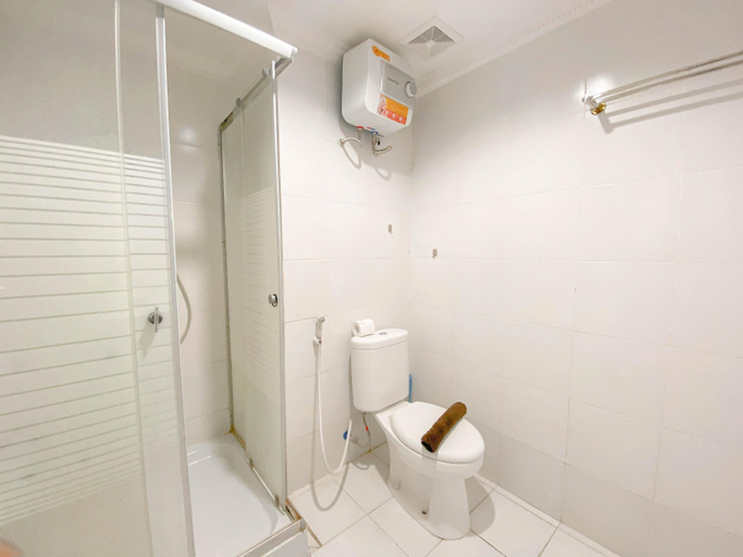 Bathroom 3, Cozy and Warm Studio Room at Paltrow City By Travelio, Semarang