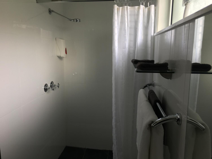 Bathroom 3, Budget on the Lake Motel, S. Grampians - Hamilton