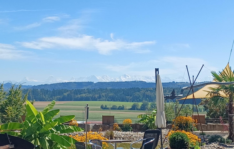Others 3, Seelodge mit Alpenblick, Aarberg