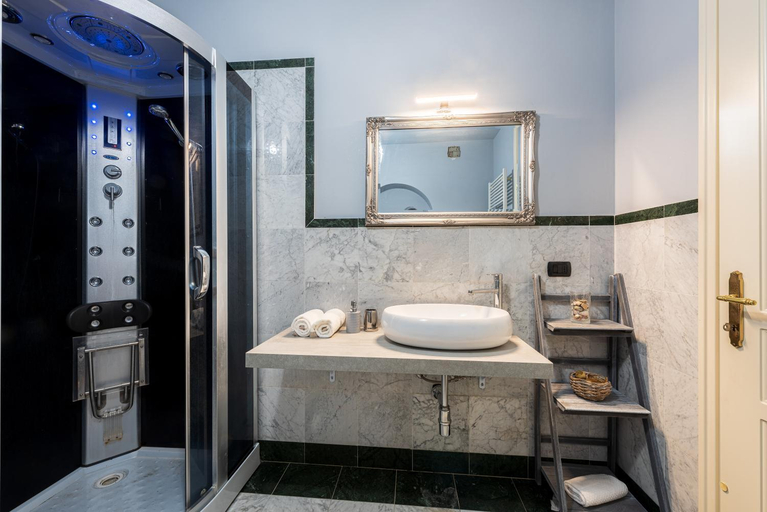 Bathroom 1, DiVino Holiday Apartments, Cuneo