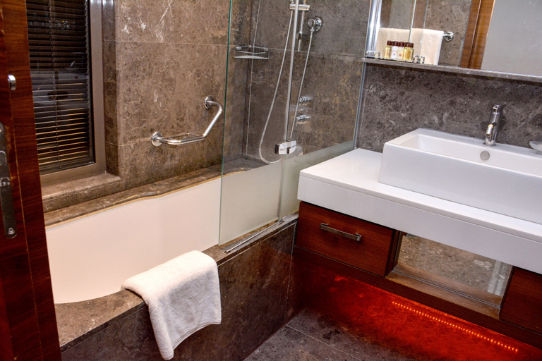Bathroom 5, Sheraton Istanbul Atakoy Hotel, Bakırköy