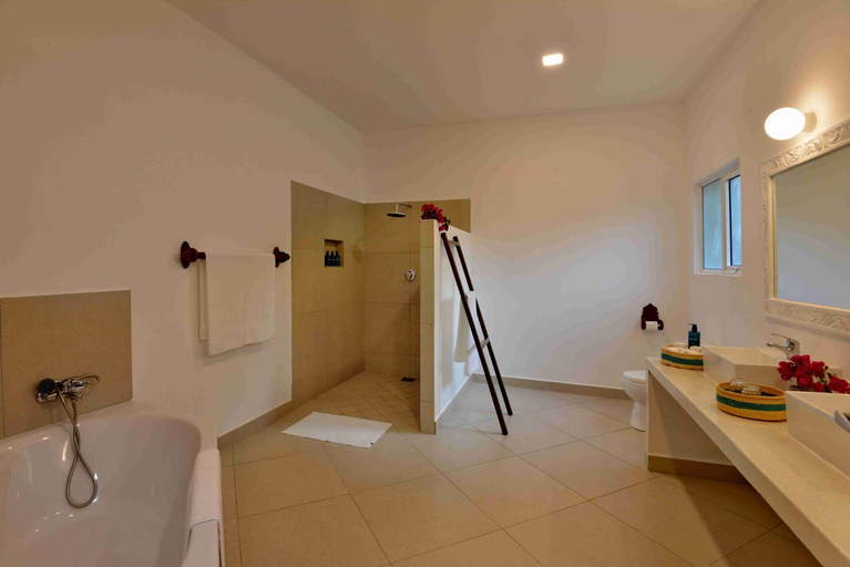 Bathroom 2, Mnarani Beach Club, Kilifi North