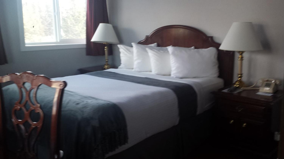 Bedroom 2, Beluga Lake Lodge, Kenai Peninsula