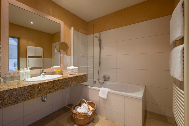 Bathroom 4, Familienparadies Sporthotel Achensee - FAMILIES ONLY, Schwaz