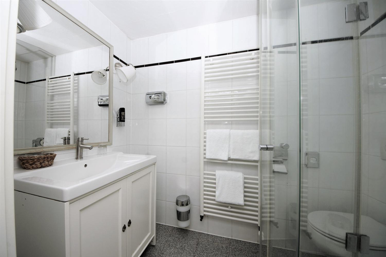 Bathroom 2, Liebezeit - ehemals Hotel Dillenburg, Lahn-Dill-Kreis