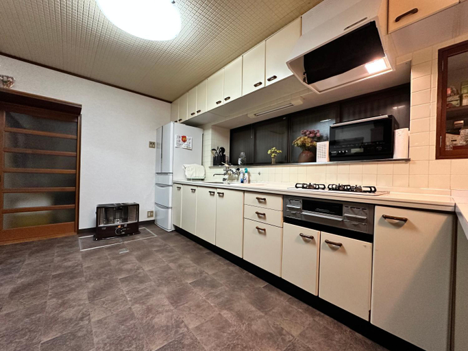 Kitchen 5, 吉祥莊位于高山市内 有一千平方的园林 可远眺日本的阿尔卑斯山脉 四季景色绝佳 可接待9人入住 免费停车, Takayama