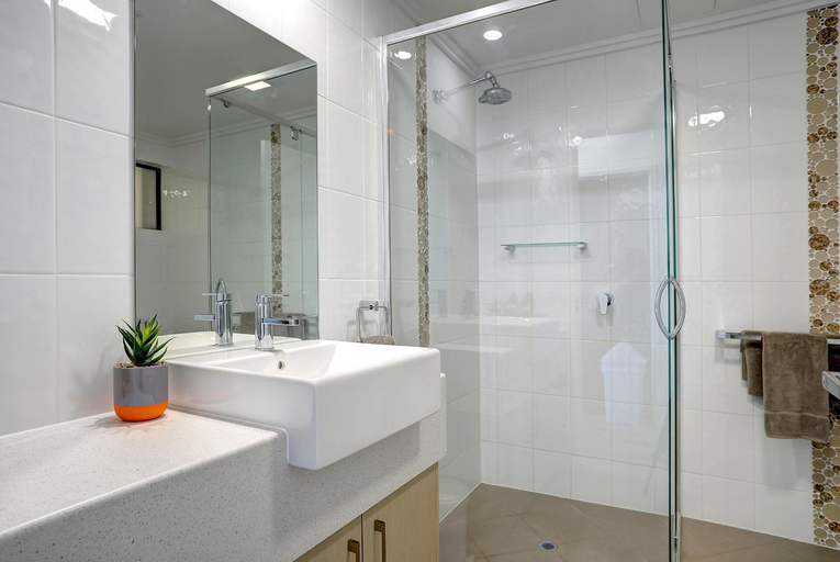 Bathroom 2, Limani Motel, Port Lincoln