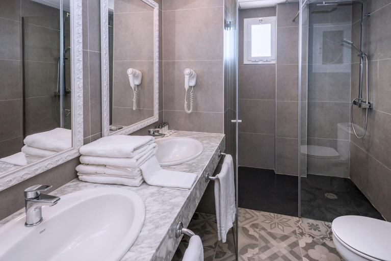 Bathroom 5, Oasis Park Splash, Barcelona