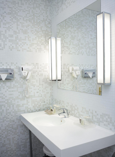 Bathroom 3, Londres & New York, Paris