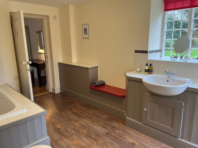 Bathroom 3, Glanhenwye Courtyard Cottages, Powys