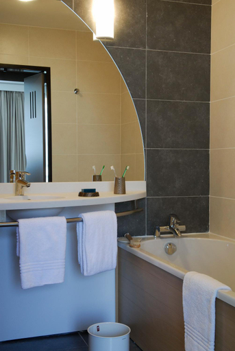 Bathroom 2, Adagio Bordeaux Gambetta Aparthotel, Gironde