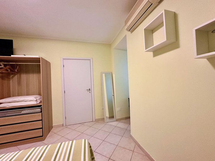 Bedroom 3, Life in Naples, Napoli