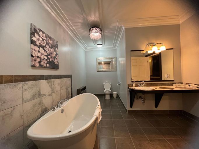 Bathroom 4, Wells Gray Inn, Thompson-Nicola