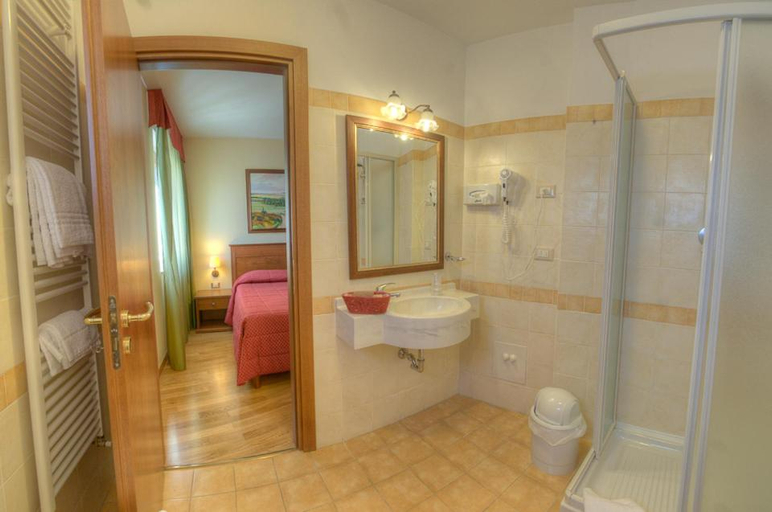 Bathroom, Hotel Garni Posta, L'Aquila
