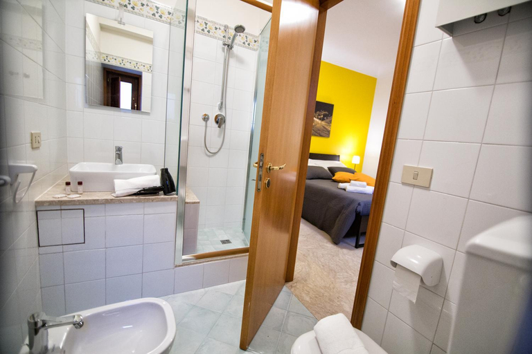 Bathroom 3, Niria, Ragusa