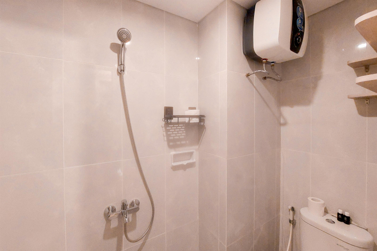 Bathroom 5, Wonderful Studio Apartment Serpong Garden By Travelio, Tangerang