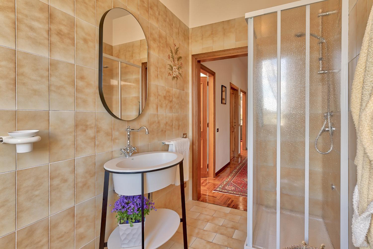 Shower 4, Nido del Merlo by VacaVilla, Siena