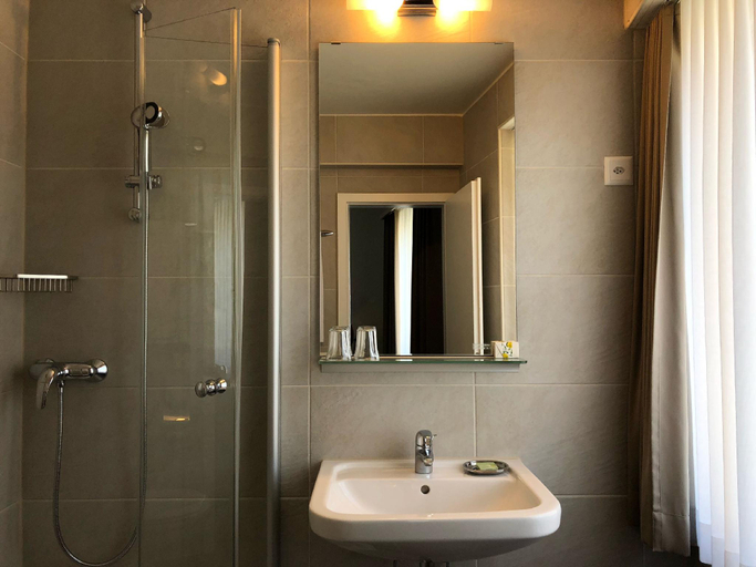 Bathroom 11