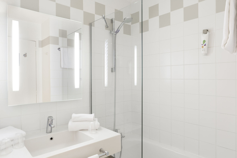 Bathroom 5, ibis Styles Paris Gare de l'Est Chateau Landon, Paris