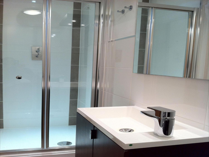 Bathroom 2, Lyall Apartment Hotel, London