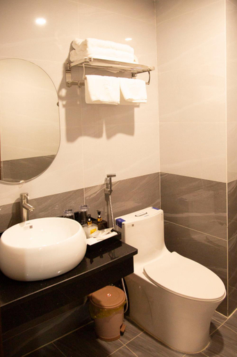 Bathroom 5, khach san Sky New Uong Bi, tinh Quang Ninh, Uông Bí