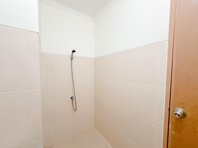 Bathroom 5, Comfortable Living and Nicest Studio at Bale Hinggil Apartment By Travelio, Surabaya