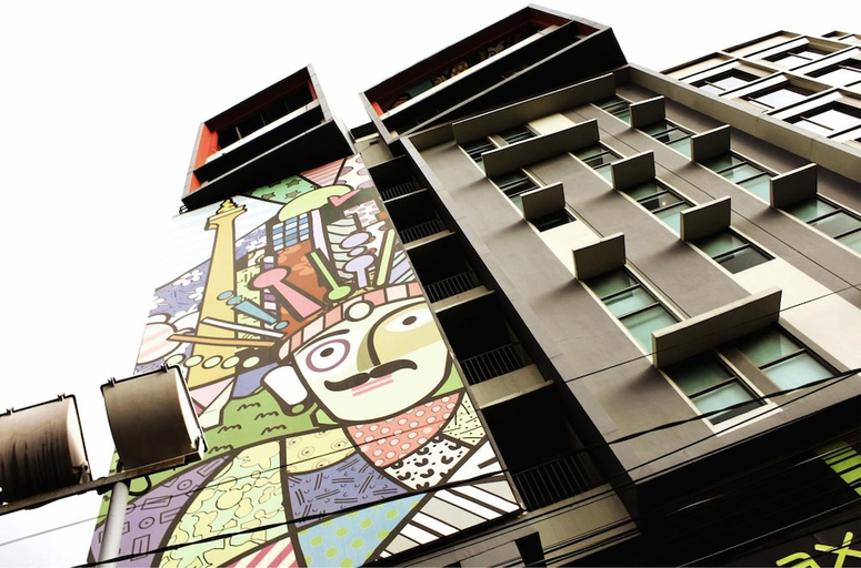 Exterior & Views