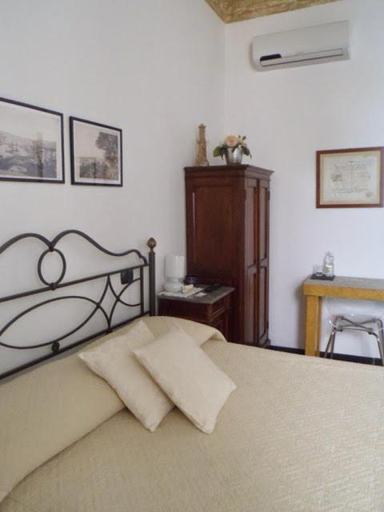 Others 5, B&B I RIVI, Genova