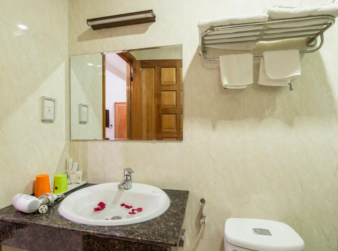 Bathroom 3, Dam Tien Hotel, Da Nang