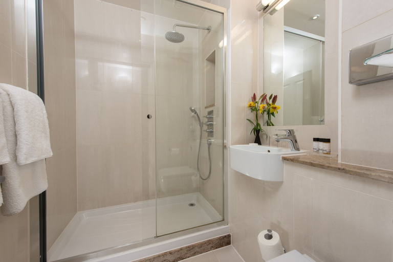 Bathroom 3, Park International Hotel, London