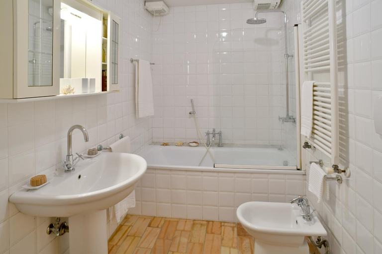 Bathroom, Frassanelle, Padua