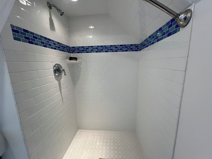 Bathroom 3, Inn on Shore Road, York
